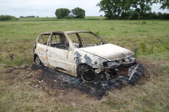 POL-VER: VW Polo brennt auf Weide - Zeugen gesucht