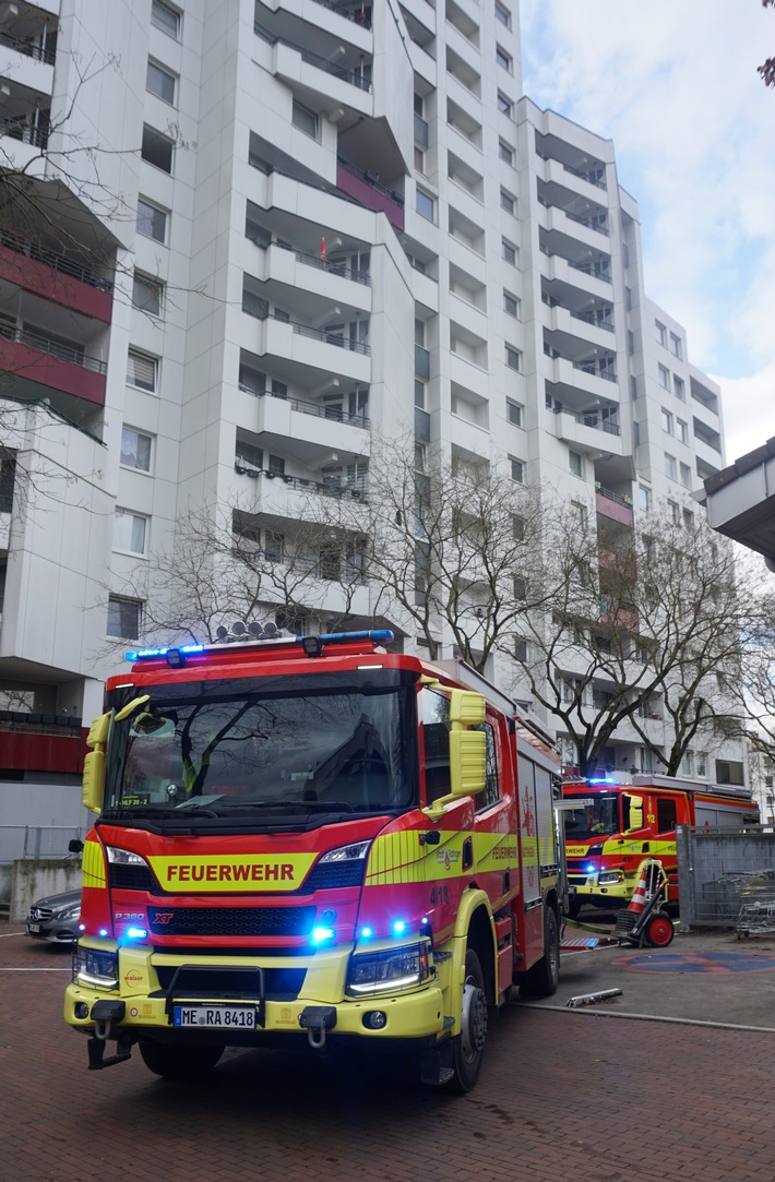 FW Ratingen: Rauchentwicklung im Hochhaus und Brandmeldeanlage!