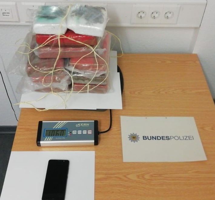 BPOL NRW: Fahndungserfolg der Bundespolizei; Schweizer mit 10,55 Kilogramm Kokain im Wert von 447.000 Euro auf der A 61 festgenommen