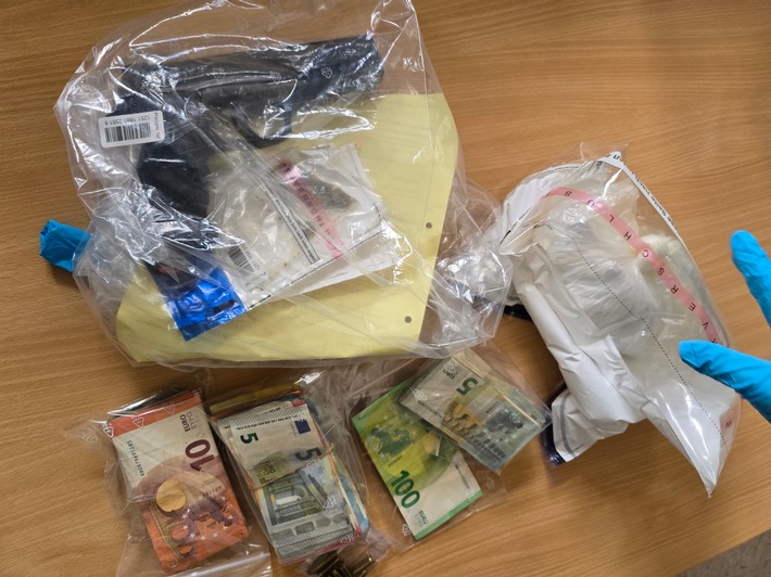 POL-STD: Polizei durchsucht 10 Objekte in Buxtehude - Drogen und Beweismittel sichergestellt, Kupferdiebe auf Stader Baustelle und in Horneburg, Bronzefigur in Stade entwendet, Einbrecher in Buxtehude