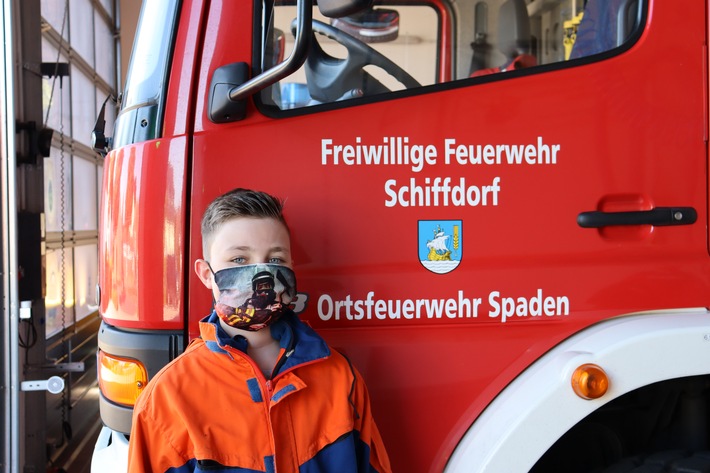 FFW Schiffdorf: Nachwuchsbrandschützer erhalten Präsente in Form von Mund-Nasen-Masken
