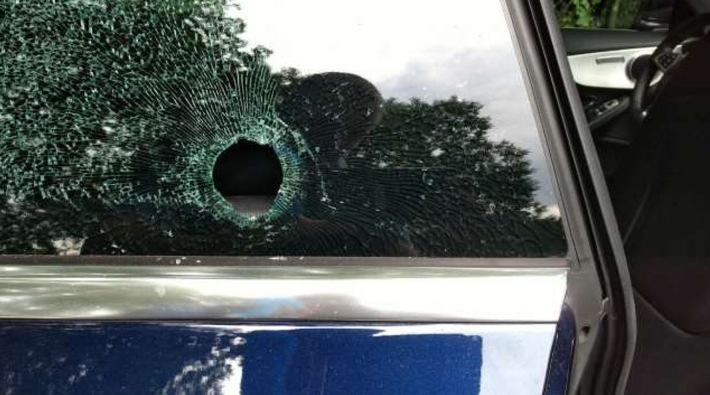 POL-PPWP: Auto vermutlich mit Zwille beschossen