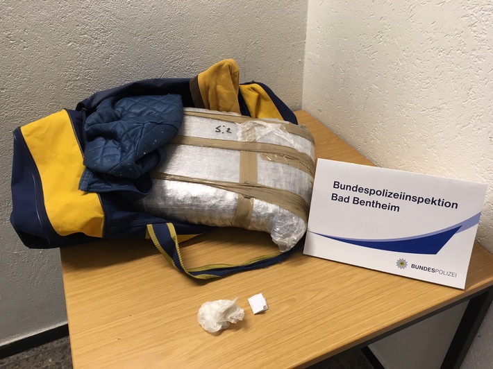 BPOL-BadBentheim: Über 5 kg Marihuana geschmuggelt
- 36-Jähriger unter Drogeneinfluss auf der BAB unterwegs