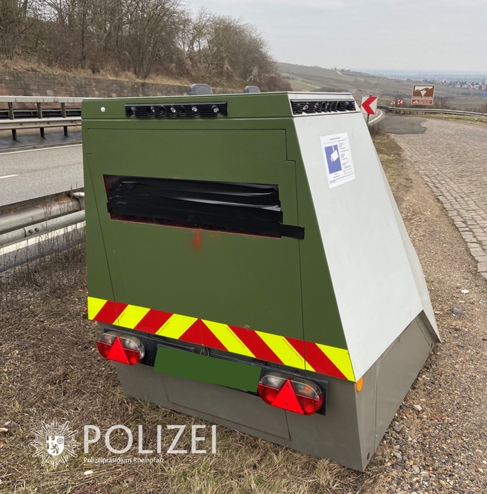 POL-PDNW: Polizeiautobahnstation Ruchheim - Blitzeranhänger manipuliert - Polizei ermittelt Tatverdächtigen