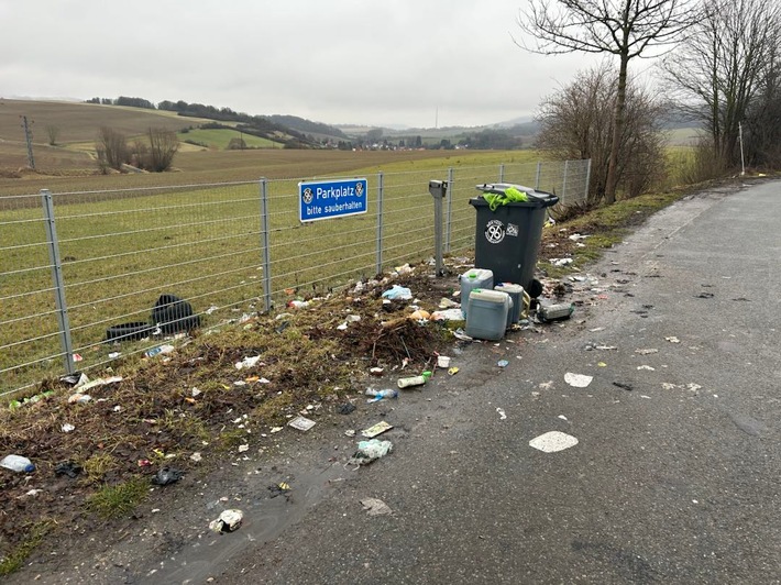 POL-HI: Illegale Müllentsorgung auf einem Parkplatz an der B3 zw. Delligsen und Alfeld