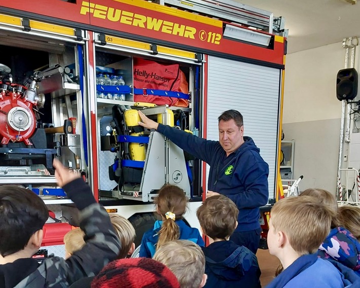 FW Hünxe: 40 Kinder zu Gast bei der Feuerwehr - Brandschutzerziehung in Bruckhausen