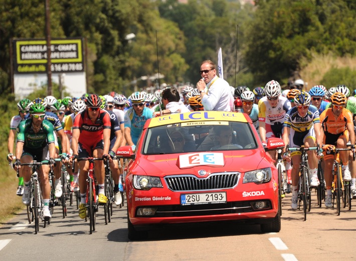 Erfolgreiche Premiere für neuen SKODA Superb am ersten Tour de France-Wochenende (BILD)