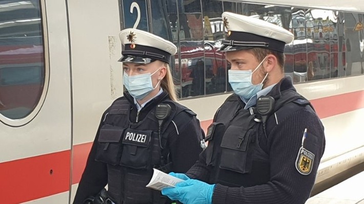Bundespolizeidirektion München: Streit im Zug wegen fehlender Mund-Nasen-Bedeckung - Ungeeignetes Online-Attest
