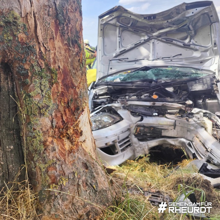 FW Rheurdt: PKW frontal gegen Baum: Feuerwehr befreit Fahrerin aus Unfallwagen