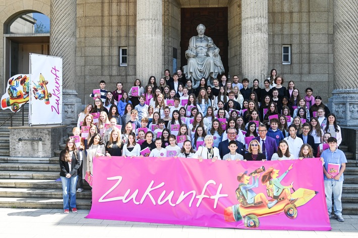 Die Zukunft aufs Papier gebracht / Stiftung Handschrift weckt die Kreativität in den Klassenräumen