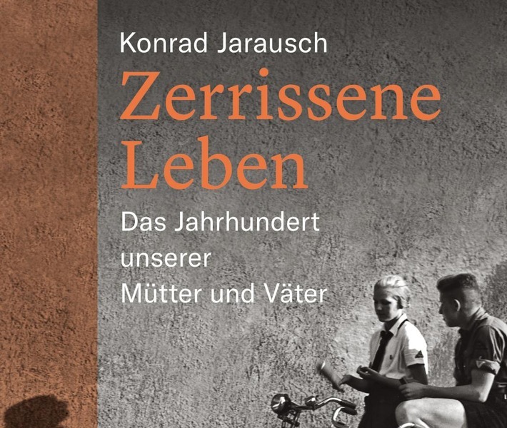 Zerrissene Leben von Konrad H. Jarausch. Die große Geschichte des 20. Jahrhunderts erzählt Konrad H. Jarausch in seinem neuen Buch "Zerrissene Leben. Das Jahrhundert unserer Mütter und Väter". Im Mittelpunkt seines neuen Ansatzes stehen die Lebenszeugnisse von 80 normalen Deutschen, die ihr Leben aufgeschrieben haben. Aus den Lebenserinnerungen von Ost- und Westdeutschen, Frauen und Männern, Tätern und Opfern setzt Jarausch das Mosaik der kollektiven Erinnerungen einer ganzen Generation zusammen. +++ 20. Jahrhundert, Deutschland, Nationalsozialismus, Literatur, Lebenserinnerungen, Buchvorstellung, Konrad Jarausch, Biografie, Autobiografie, Buchpremiere, Berlin, München, Frankfurter Buchmesse, Hitlerjugend, Bund Deutscher Mädel, Generation Weimar, Weimarer Republik, Wiedervereinigung, Zweiter Weltkrieg, Diktatur, Vergangenheitsbewältigung +++ Weiterer Text über ots und www.presseportal.de/nr/128031 / Die Verwendung dieses Bildes ist für redaktionelle Zwecke honorarfrei. Veröffentlichung bitte unter Quellenangabe: "obs/WBG Wissen verbindet/wbg Theiss"