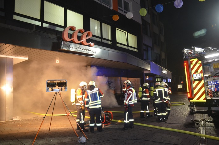 FW-PI: Elmshorn: Ausgedehnter Kellerbrand in Wohn- und Geschäftshaus in der Innenstadt