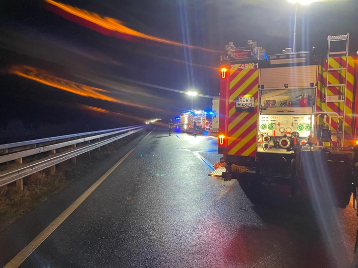 FW-ROW: Mercedes SUV überschlägt sich - Feuerwehr im Dauereinsatz +++ Schwere Verkehrsunfälle auf der Hansalinie - Feuerwehr befreit eingeklemmte Person