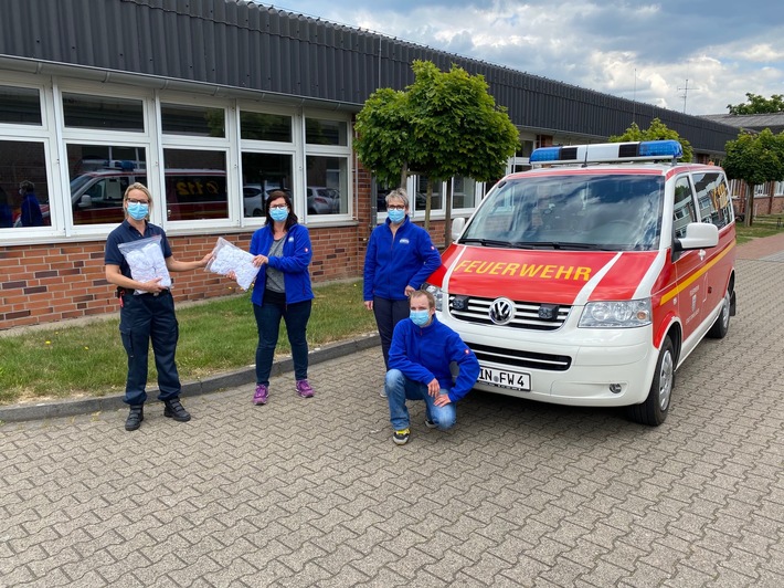 FW Dinslaken: Mund-Nasen-Bedeckungen an Schulen verteilt