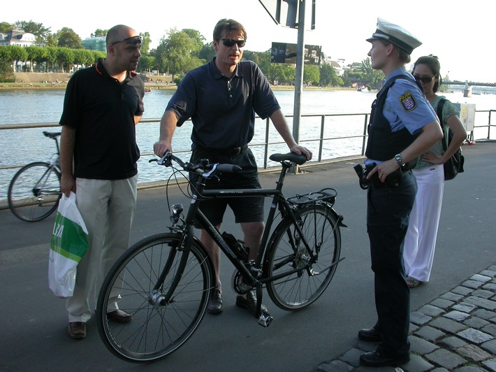 POL-F: 090811 - 1006 Frankfurt: Verkehrssicherheitswoche unter dem Motto "Fahrrad" abgeschlossen; Bild beachten!!