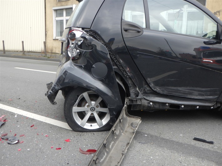 POL-HA: Auto gerät nach Zusammenstoß in Gegenverkehr