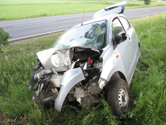 POL-MR: Auto gegen Baum - Fahrer schwer verletzt;Fiesta angefahren- Zeugen gesucht;