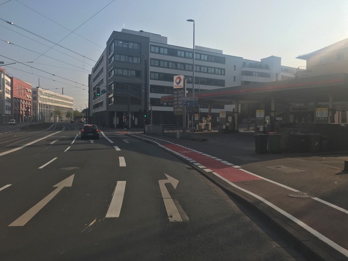 POL-PPMZ: Mainz, Fahrradstreife überwacht Rotlichtverstöße - Fahrverbote für PKW-Fahrer