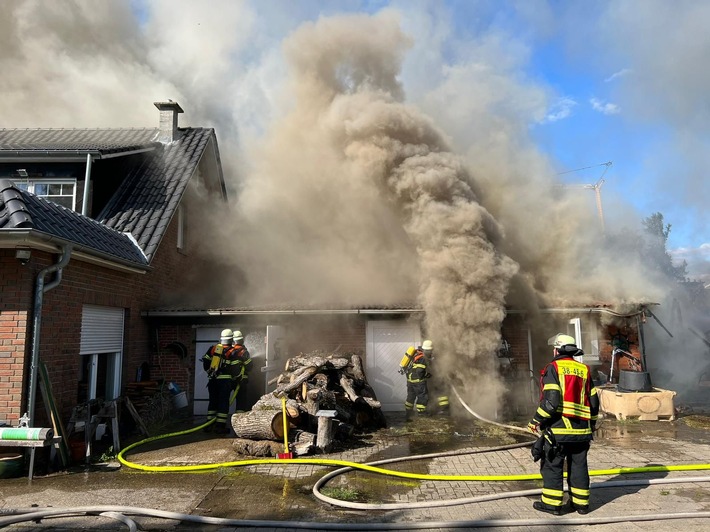 POL-STD: Großalarm für Feuerwehren im Alten Land - Übergreifen von Brand auf Reetdachhaus kann verhindert werden