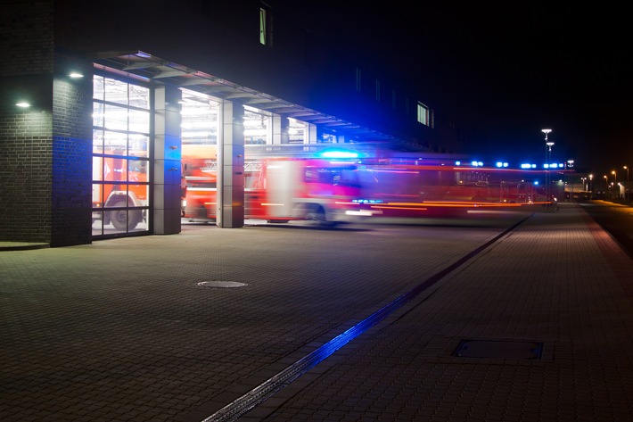 FW-MH: Silvesterbilanz. Weiniger Verletzungen durch Pyrotechnik. Die Feuerwehr Mülheim musste insgesamt zu 87 Einsätzen ausrücken.