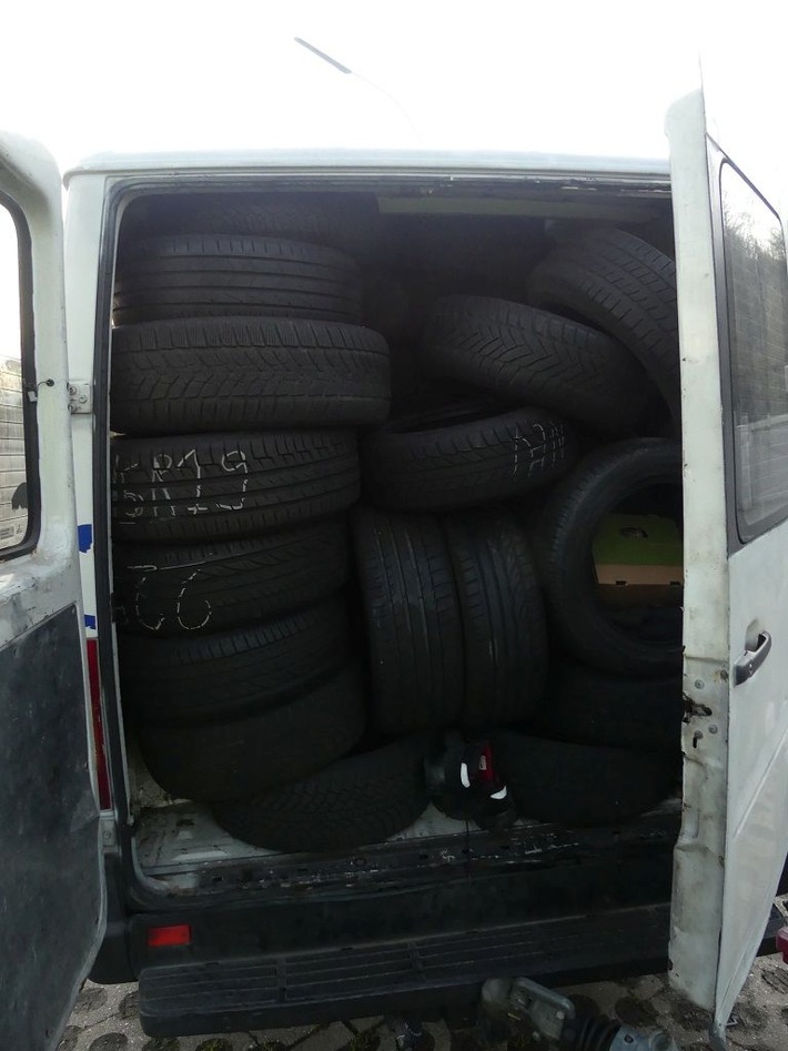 POL-OH: Gefährlicher Autotransport - Autobahnpolizei musste "rollenden Carport" auf der A 4 bei Bad Hersfeld aus dem Verkehr ziehen ---Bilder anhängend---