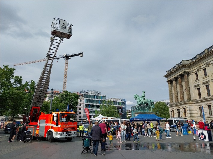 HZA-BS: Blaulichter erobern den Schlossplatz