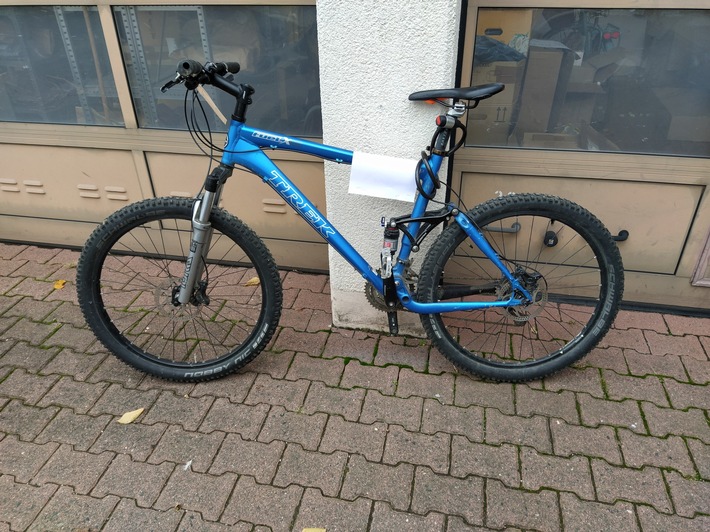 POL-WE: Unfallflüchtiger lässt Fahrzeug zurück "Am Schäferborn" an der A5 - Wer fuhr den grauen Opel Astra? + Ausgebüxtes Pferd sorgt für Verspätungen bei Butzbach + u.a.