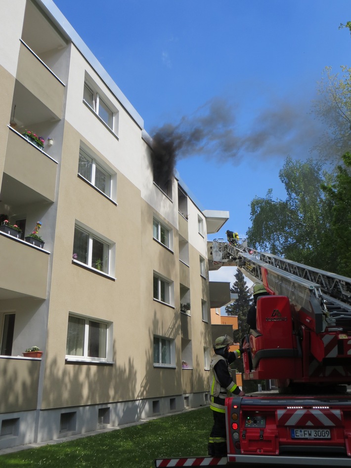 FW-E: Ausgelöster Rauchmelder warnt Bewohner vor Wohnungsbrand, 75 Jahre alter Mieter über Drehleiter gerettet