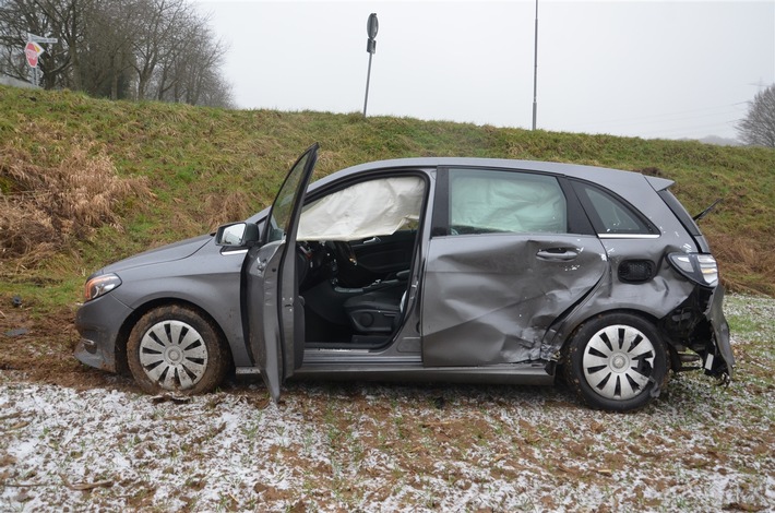 POL-HF: Unfall im Kreuzungsbereich- Fahrerin leicht verletzt