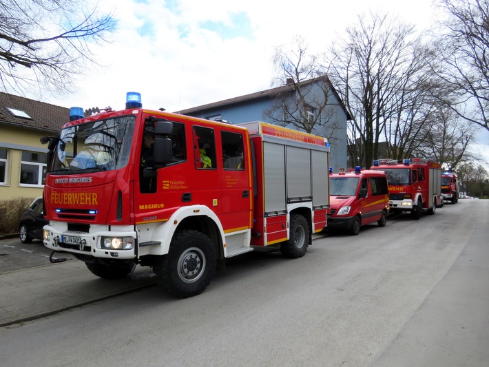 FW-Heiligenhaus: Garagenbrand und umgestürzter Baum am Ostermontag (Meldung 7/2016)