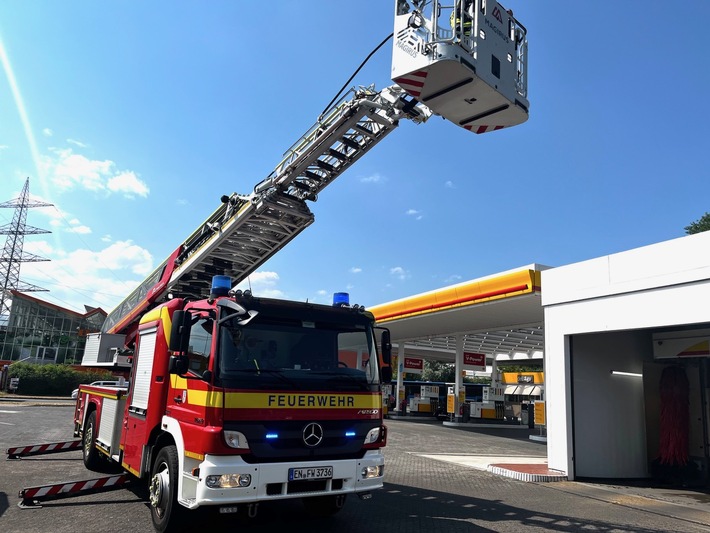 FW-EN: Brand in der Stromversorgung einer Waschanlage und ein ausgelöster Heimrauchmelder beschäftigten die Hattinger Feuerwehr