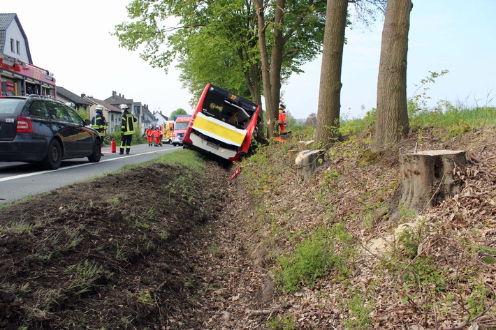 POL-UN: Fröndenberg - Drei Schwerverletzte bei Verkehrsunfall eines Linienbusses