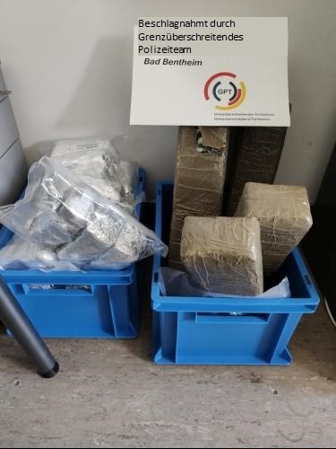 BPOL-BadBentheim: Über 30 Kilo Haschisch im Wert von 300.000,- Euro beschlagnahmt / Grenzüberschreitendes Polizeiteam nimmt Drogenkurier fest