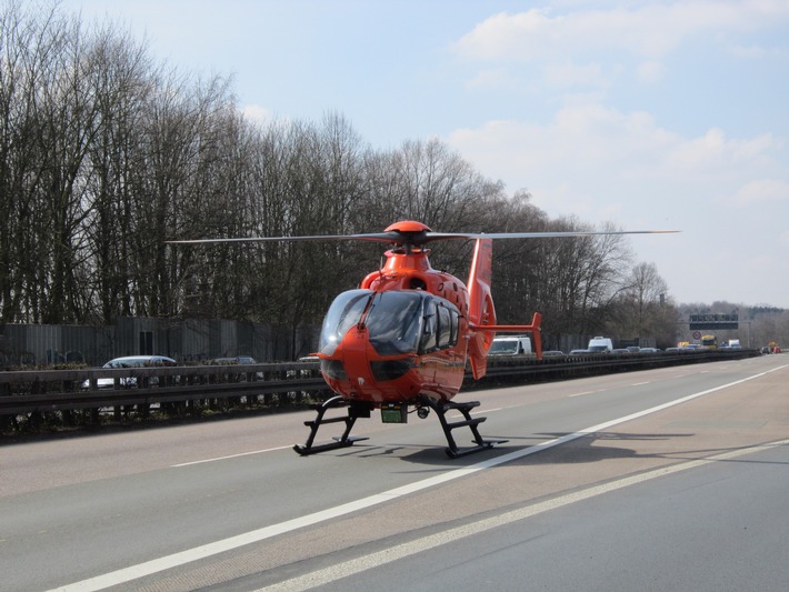 FW-GE: Verkehrsunfall mit drei Verletzten auf der Bundesautobahn A 42 
Rettungshubschrauber landet auf gesperrten Autobahn