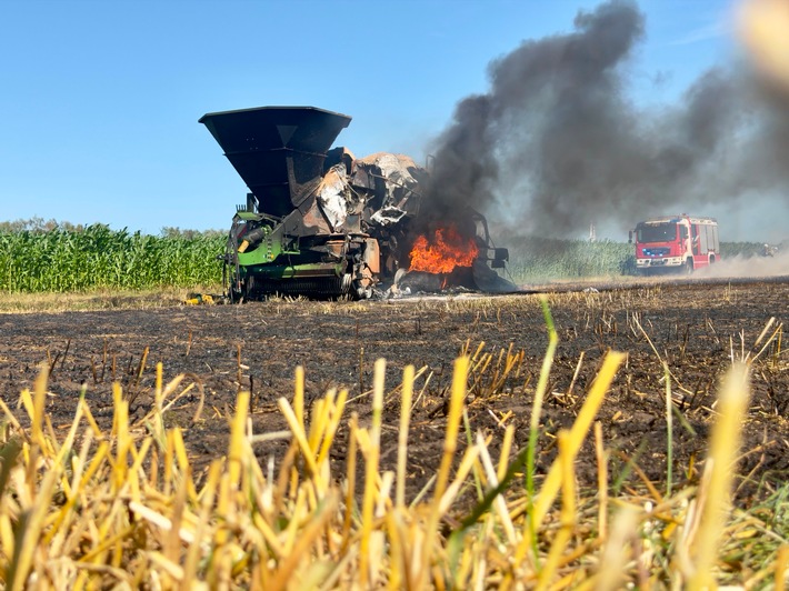 FW-OLL: Kleinflugzeug meldet Flächenbrand - Feuerwehren verhindern Übergreifen auf landwirtschaftlichen Betrieb