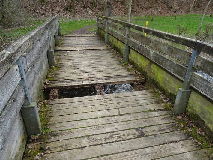 POL-PDWIL: Sachbeschädigung an Fußgängerbrücke in Prüm