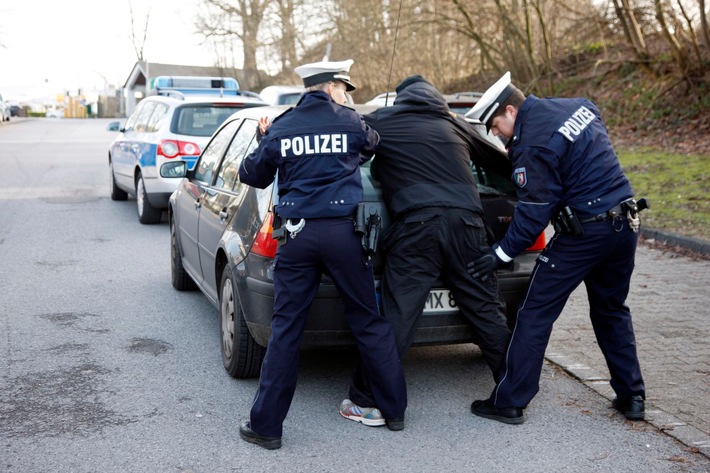 POL-ME: Dank eines aufmerksamen Zeugen: Polizei nimmt Werkzeugdiebe auf frischer Tat fest - Langenfeld - 1907092
