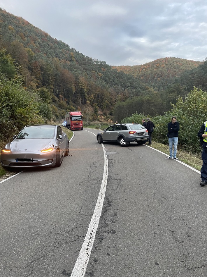 POL-PDLD: Verkehrsunfall mit hohem Sachschaden