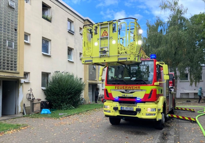 FW Ratingen: Feuerwehr rettet Bewohner und löscht Wohnungsbrand