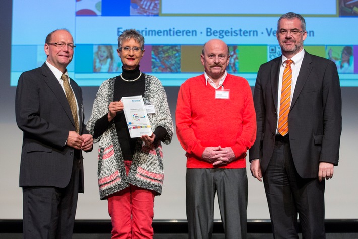 Lehrerkongress der chemischen Industrie: Zwei herausragende Persönlichkeiten ausgezeichnet / Tausenden Schülern den Spaß an Naturwissenschaften vermittelt (FOTO)