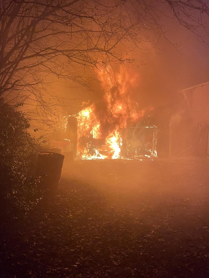 POL-WHV: Brand einer hölzernen als Werkstatt dienenden Garage in Zetel ohne Verletzte
