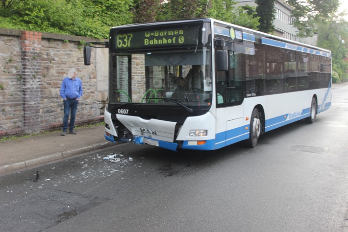 POL-ME: Zusammenstoß im Gegenverkehr - Velbert - 22050153