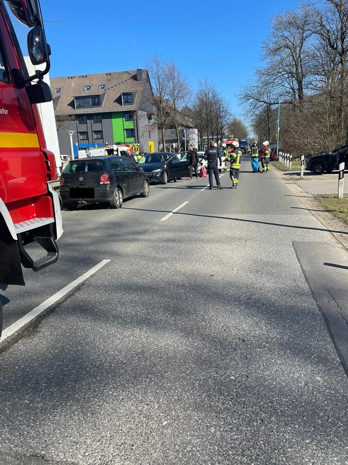 FW-EN: Verkehrsunfall mit drei Fahrzeugen