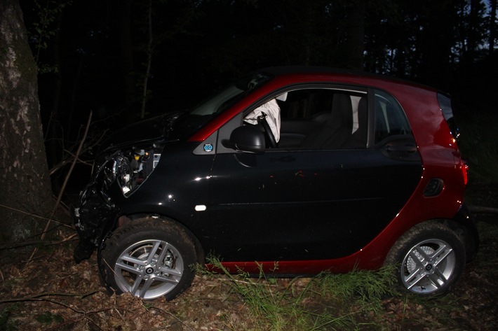 POL-RBK: Wermelskirchen - Alkoholisierter Smart-Fahrer prallt vor einen Baum