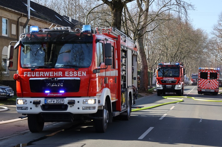 FW-E: Brand einer Gartenlaube im Hinterhof - Feuerwehr verhindert Brandausbreitung