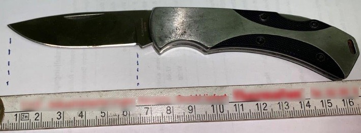 BPOL NRW: Waffenverbotszone der Bundespolizei im Hbf Recklinghausen - 23-Jähriger führte Werkzeug und verbotenes Messer mit sich
