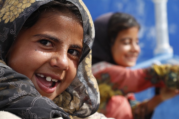 Von Dürre betroffene Kinder im Westen Pakistans freuen sich über das saubere Trinkwasser aus einer neuen Wasseranlage / Weiterer Text über ots und www.presseportal.de/nr/50131 / Die Verwendung dieses Bildes ist für redaktionelle Zwecke unter Beachtung ggf. genannter Nutzungsbedingungen honorarfrei. Veröffentlichung bitte mit Bildrechte-Hinweis.