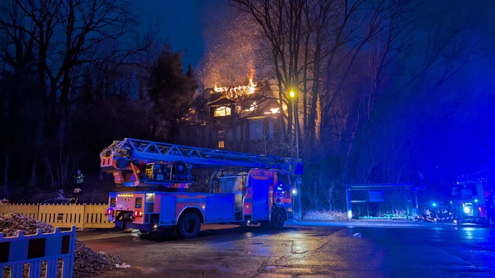 FW-RS: Brand in leerstehender Villa auf der Lenneper Straße