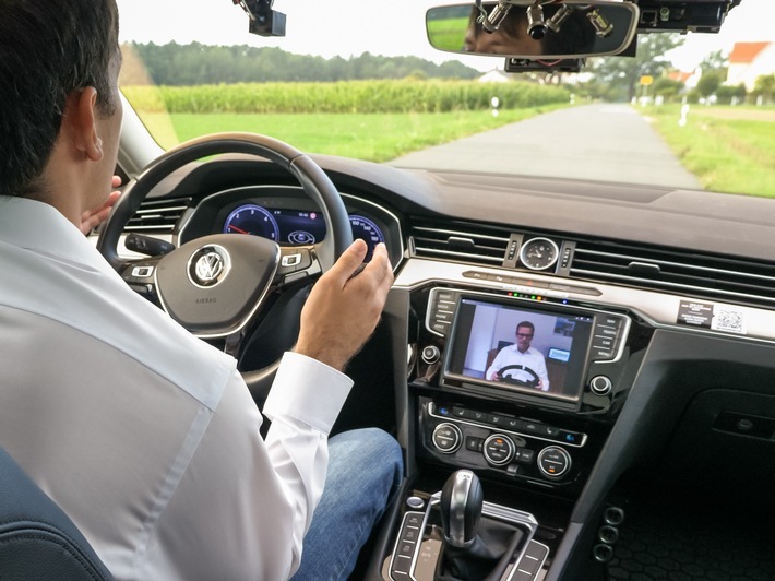 Noch ist ein Sicherheitsfahrer mit an Bord des PKW - gesteuert wird jedoch aus der Ferne. Weiterer Text über ots und www.presseportal.de/nr/13502 / Die Verwendung dieses Bildes ist für redaktionelle Zwecke honorarfrei. Veröffentlichung bitte unter Quellenangabe: "obs/Ericsson GmbH"