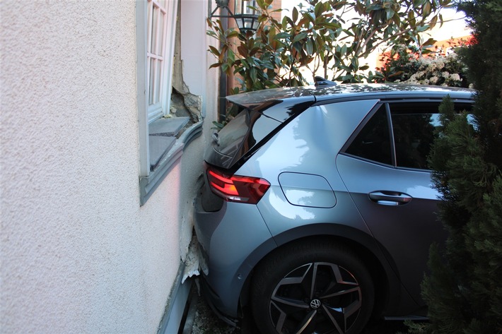 POL-SU: Mit Auto gegen Hauswand